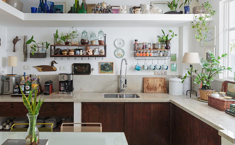 cozinha com o cultivo de diferentes plantas e temperos.