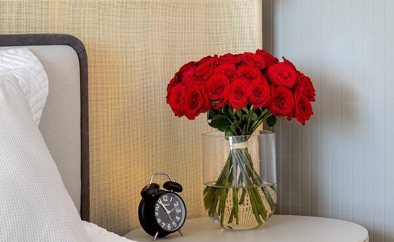 vaso de rosas vermelhas que perfumam a casa no quarto