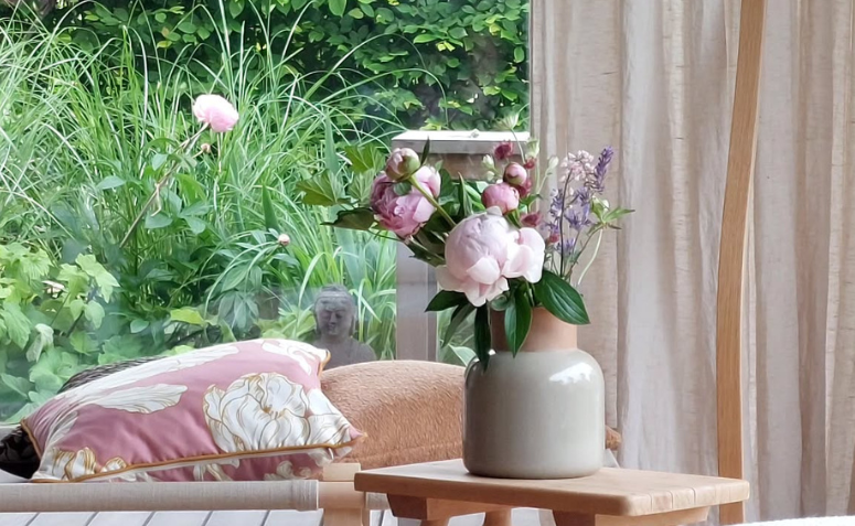 peônias em vaso na sala