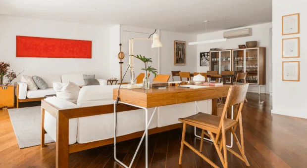 Como montar um home office na sala de forma funcional e elegante