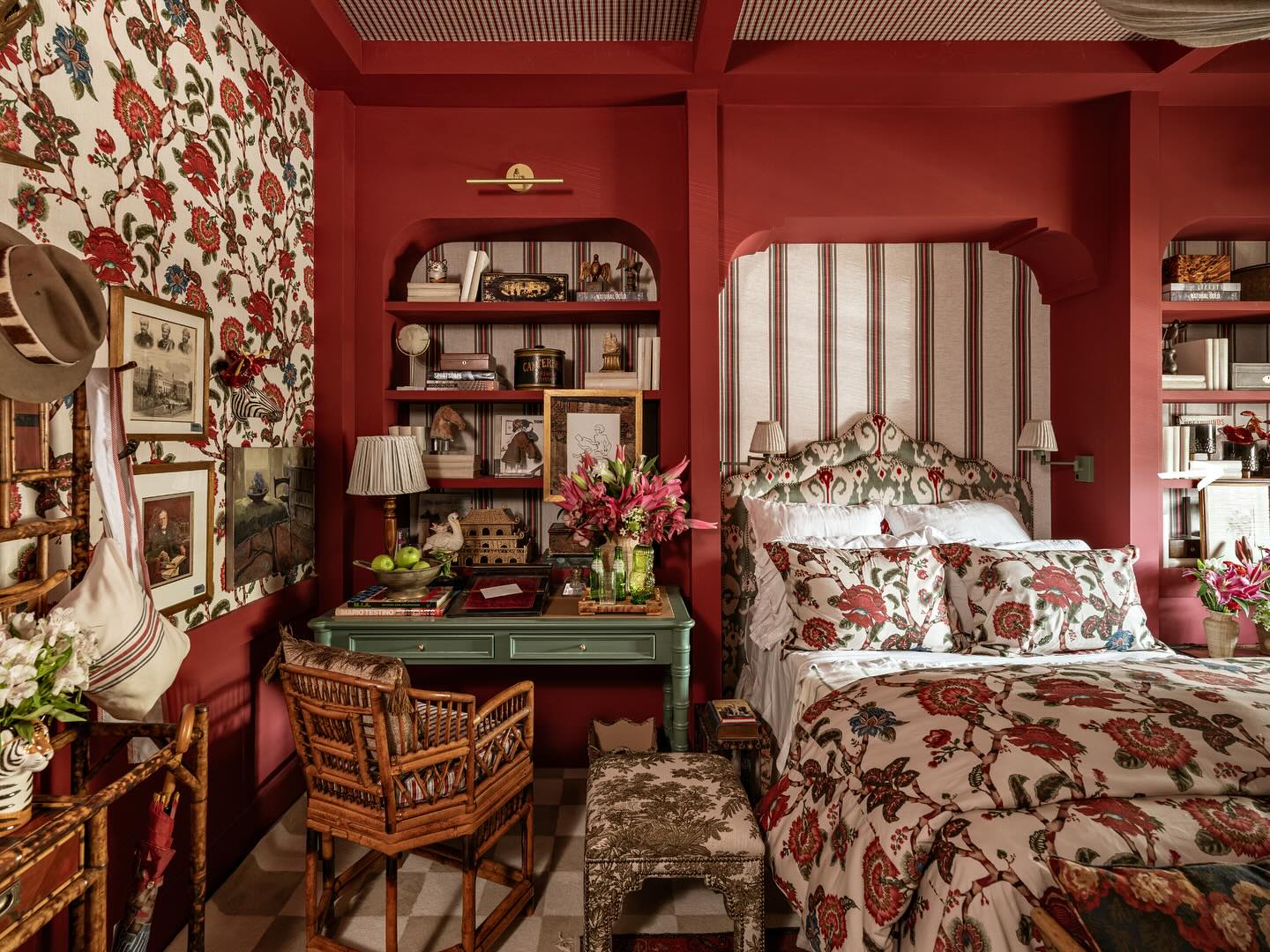 quarto com cores intensas, revestimentos estampados e mistura de estilos.