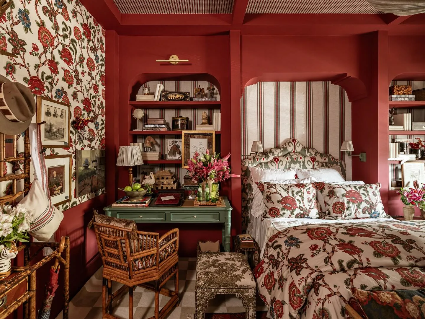 quarto com cores intensas, revestimentos estampados e mistura de estilos.