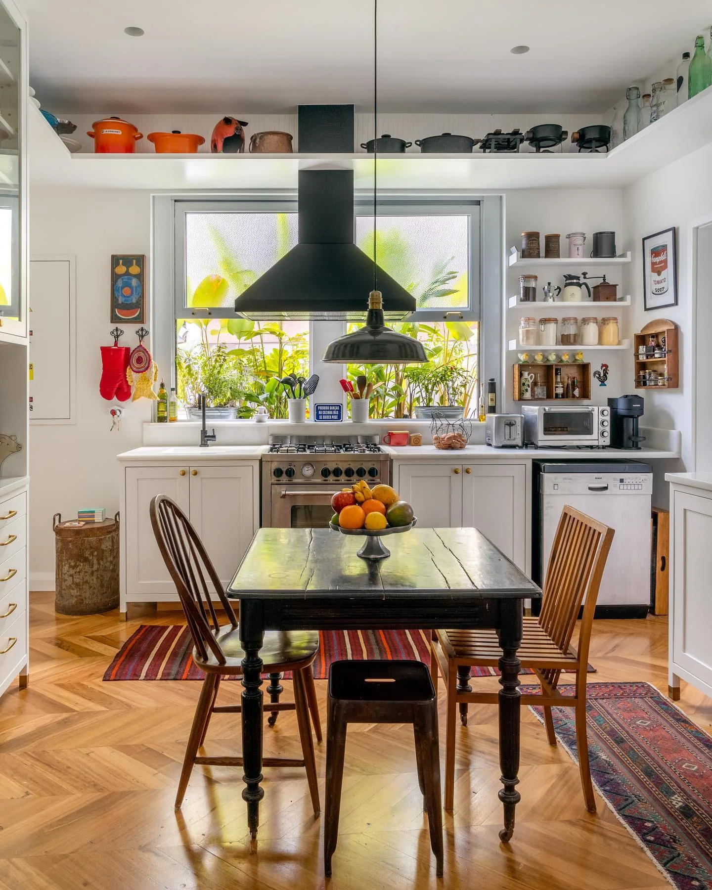 cozinha com tapete coloridos e prateleiras abertas com louças expostas.