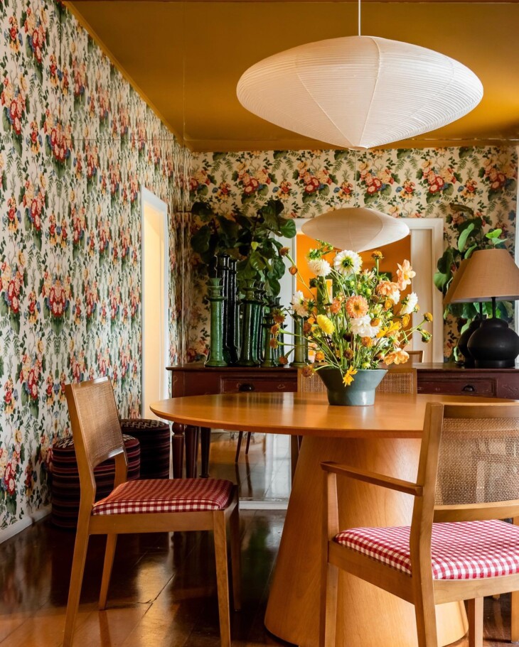 Maximalismo: o que é e como usar essa tendência na decoração