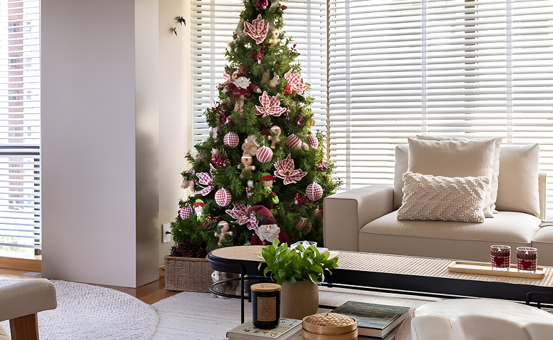 árvore de Natal na decoração da sala representando a época de ser desmontada.