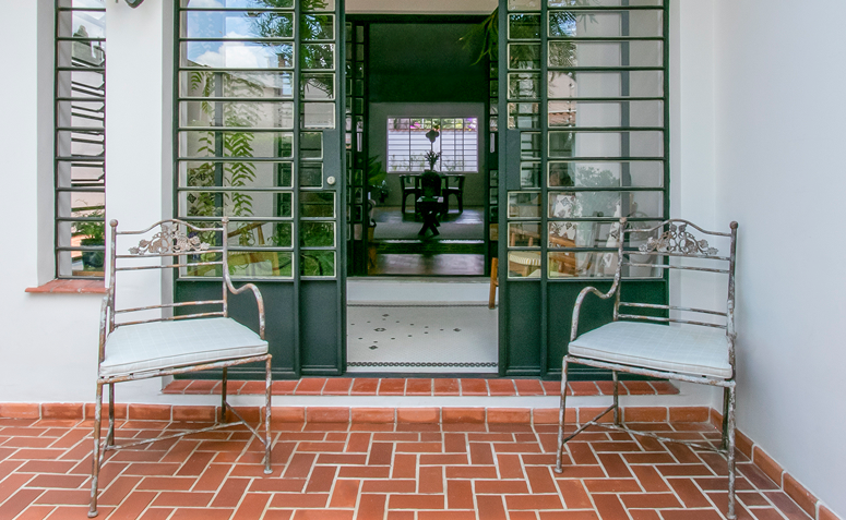 varanda de casa antiga para avaliar  mofo, infiltrações, desníveis, trincas estruturais, esquadrias, ventilação e iluminação natural.