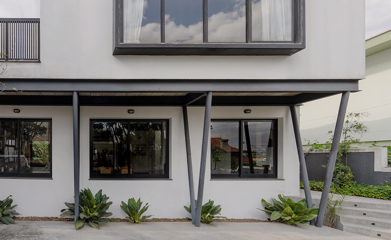 Fachada de casa antiga com detalhes arquitetônicos originais valorizando o imóvel.