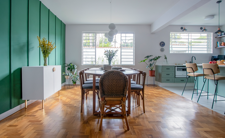 Reforma em imóvel antigo com modernização de elétrica, hidráulica e marcenaria sob medida, preservando elementos originais