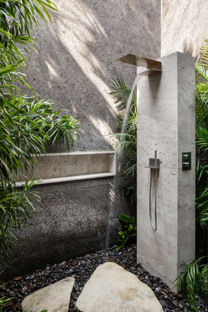 chuveirão de jardim moderno com pedras naturais e design minimalista.