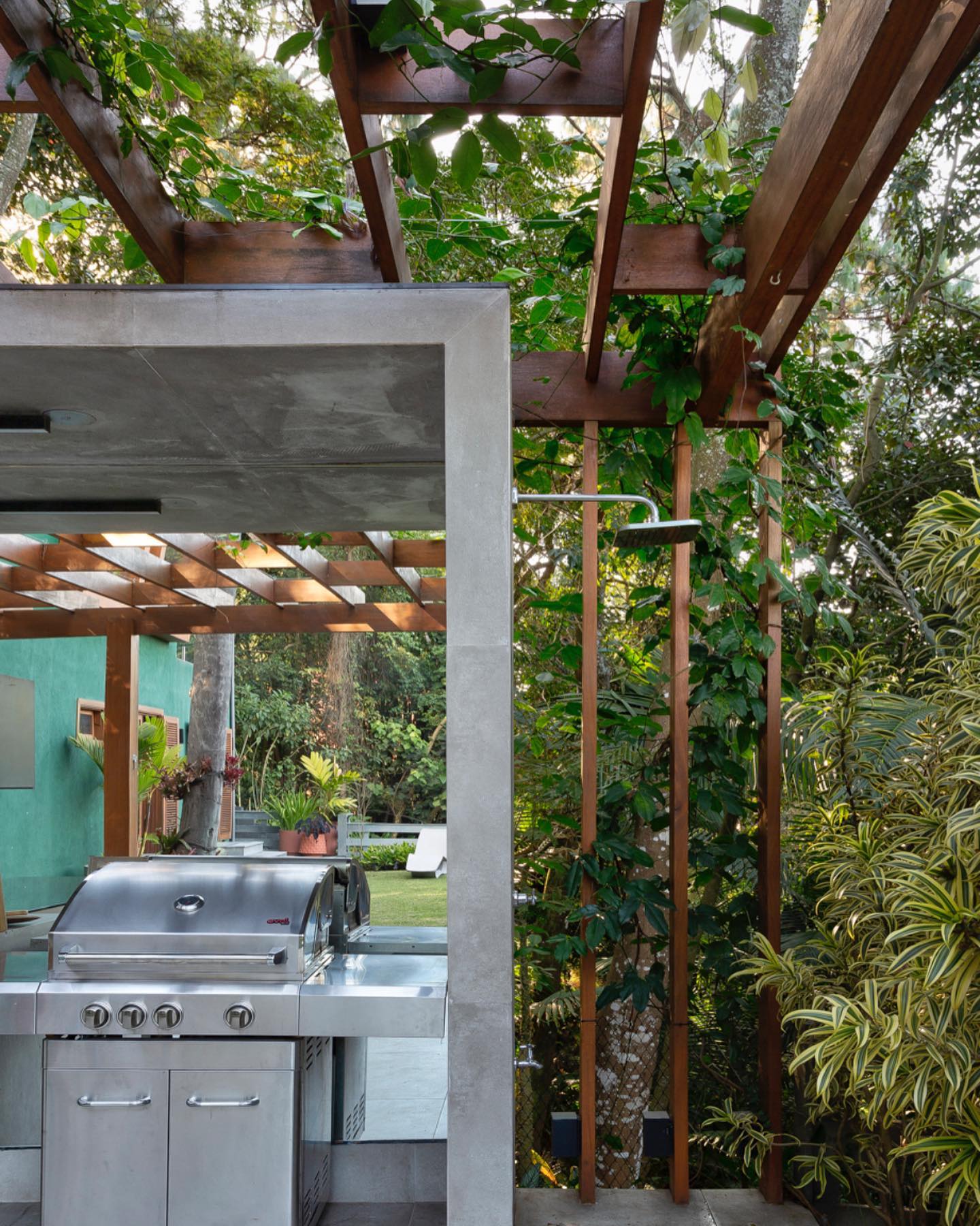 ducha simples em pergolado ao lado da área gourmet 