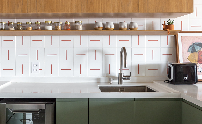 potes de temperos organizados em prateleira sobre pia de cozinha planejada