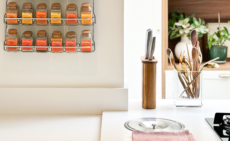 temperos organizados em níveis em prateleiras suspensas em cozinha moderna.