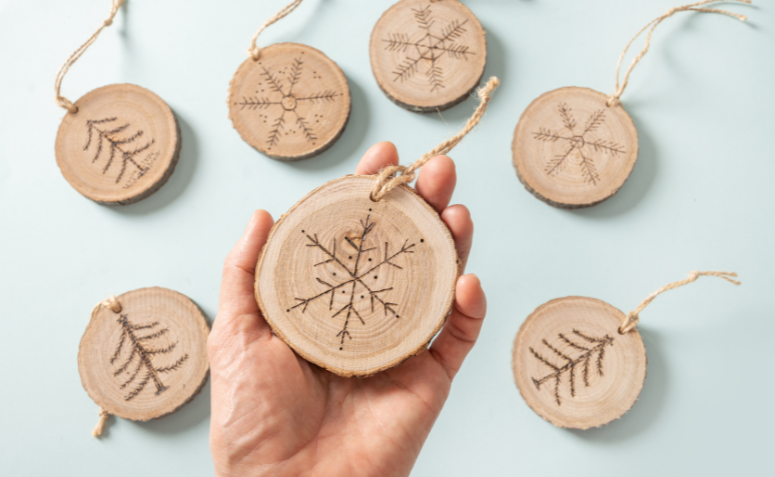 enfeites para a árvore de natal feito com madeira reaproveitada