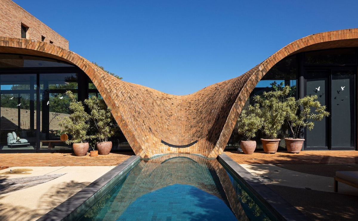 A casa com curvas impressionantes que se mantém fresca sem ar-condicionado