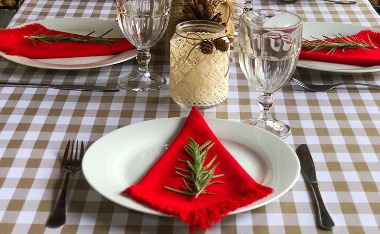 ramos de alecrim na mesa posta de Natal.