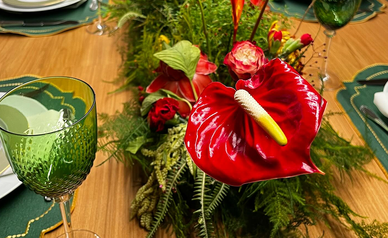 arranjo tropical com antúrio vermelho decorando a mesa de Natal