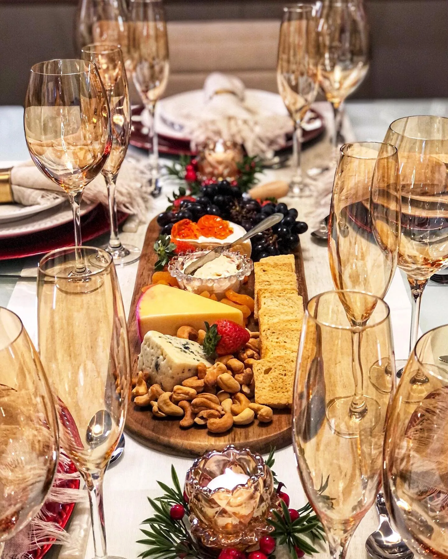 tábua de frios de Natal elegante com queijos e frutas secas.