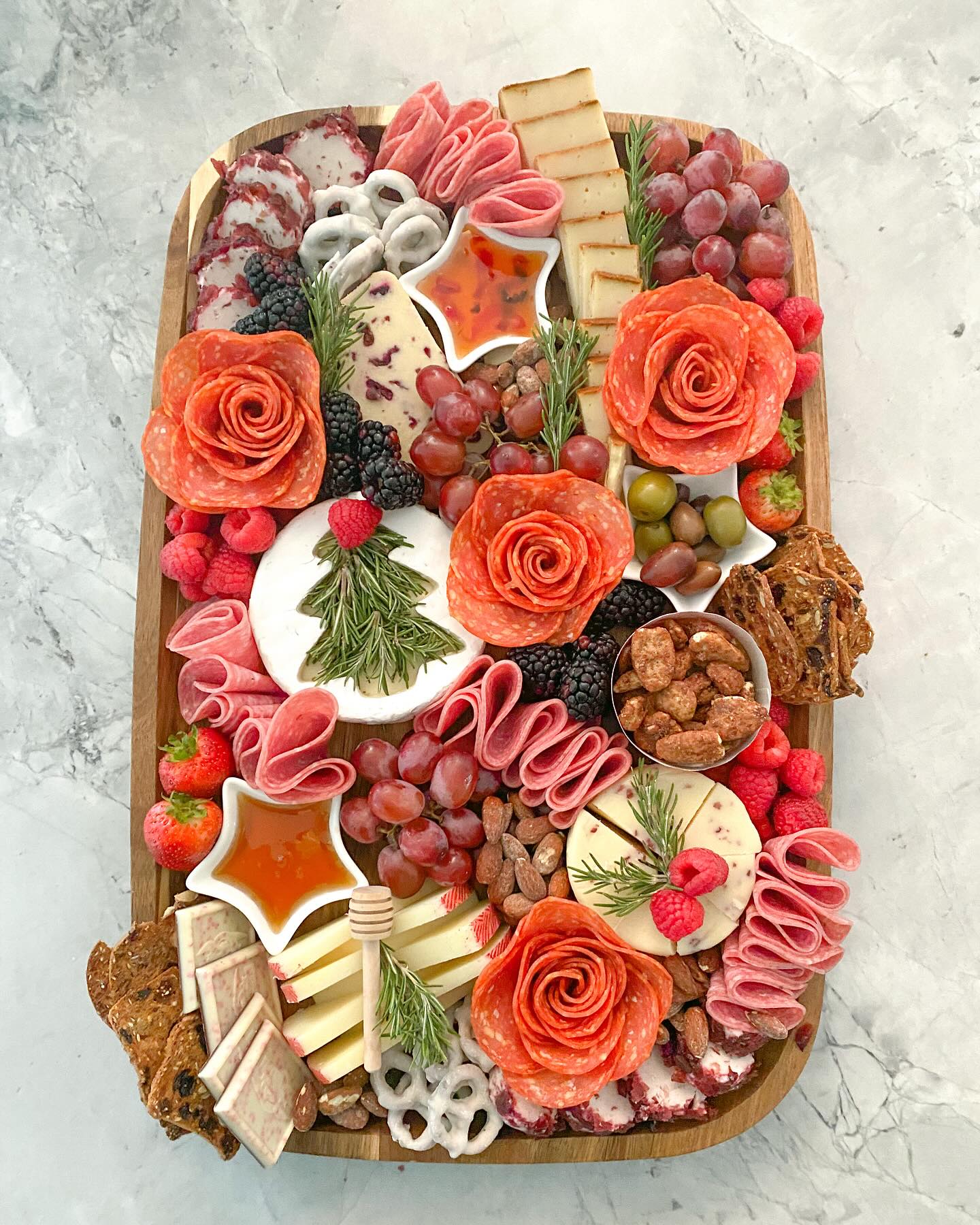 Tábua de Natal rústica com rosas de salame e alecrim.