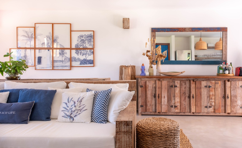 sala de estar com decoração náutica em tons de azul e uso de madeira e tecidos naturais