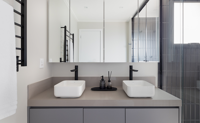 Banheiro de casal com medidas confortáveis, bancada dupla e boa circulação