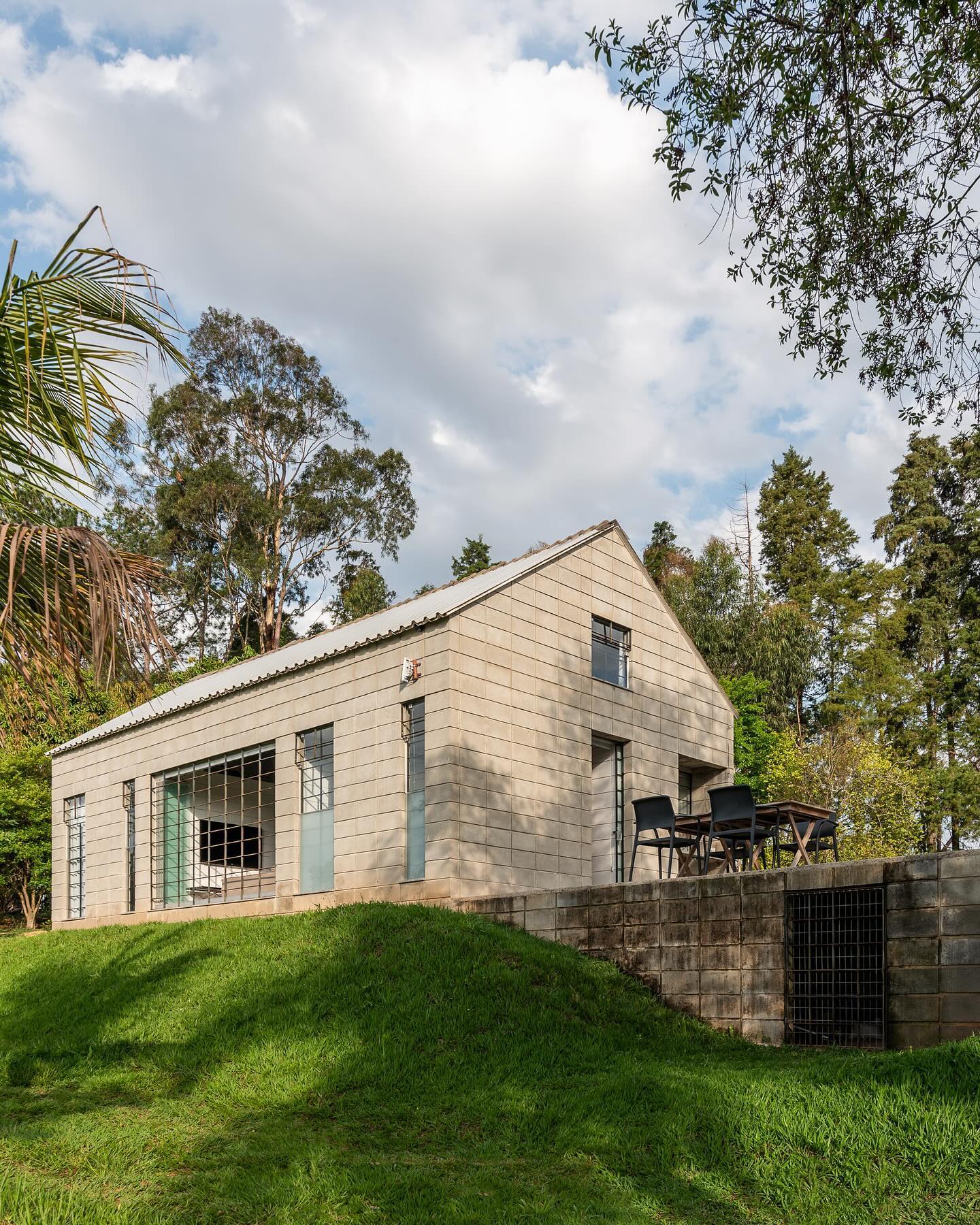 Vista externa lateral da casa de campo inspirada nos quadrinhos do Snoopy.