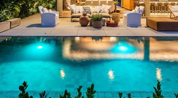 Piscina pode dar choque elétrico? Como evitar acidentes