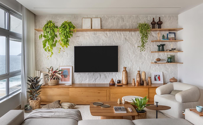 Sala de estar com plantas naturais, espécies pendentes e vasos decorativos
