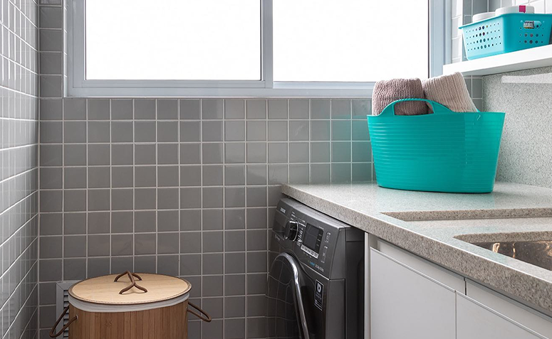 lavanderia com cesto de roupas e itens de uso diário organizados