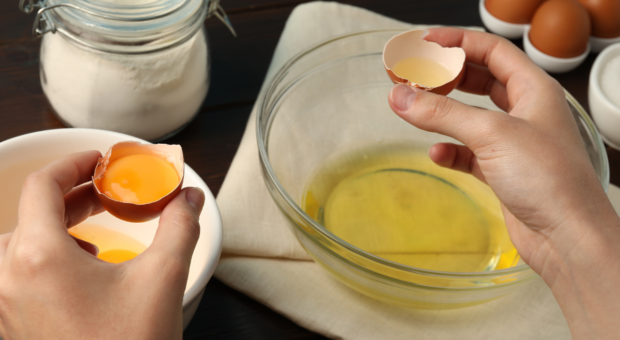 4 maneiras eficientes de separar a gema da clara (e 1 que não vale a pena)