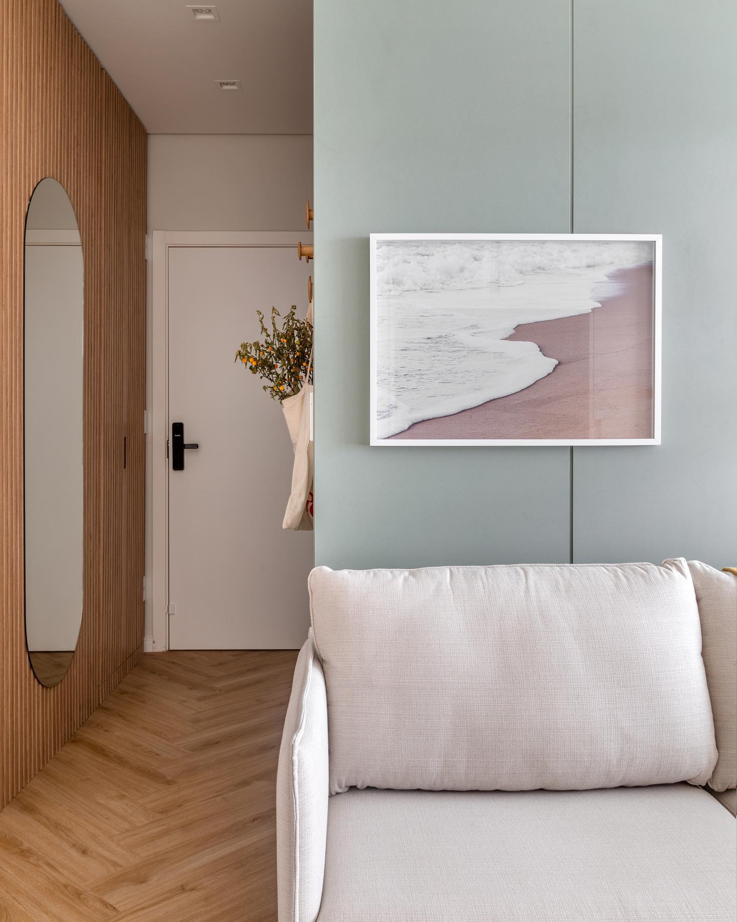 Espelho de corpo inteiro valorizando um corredor estreito.