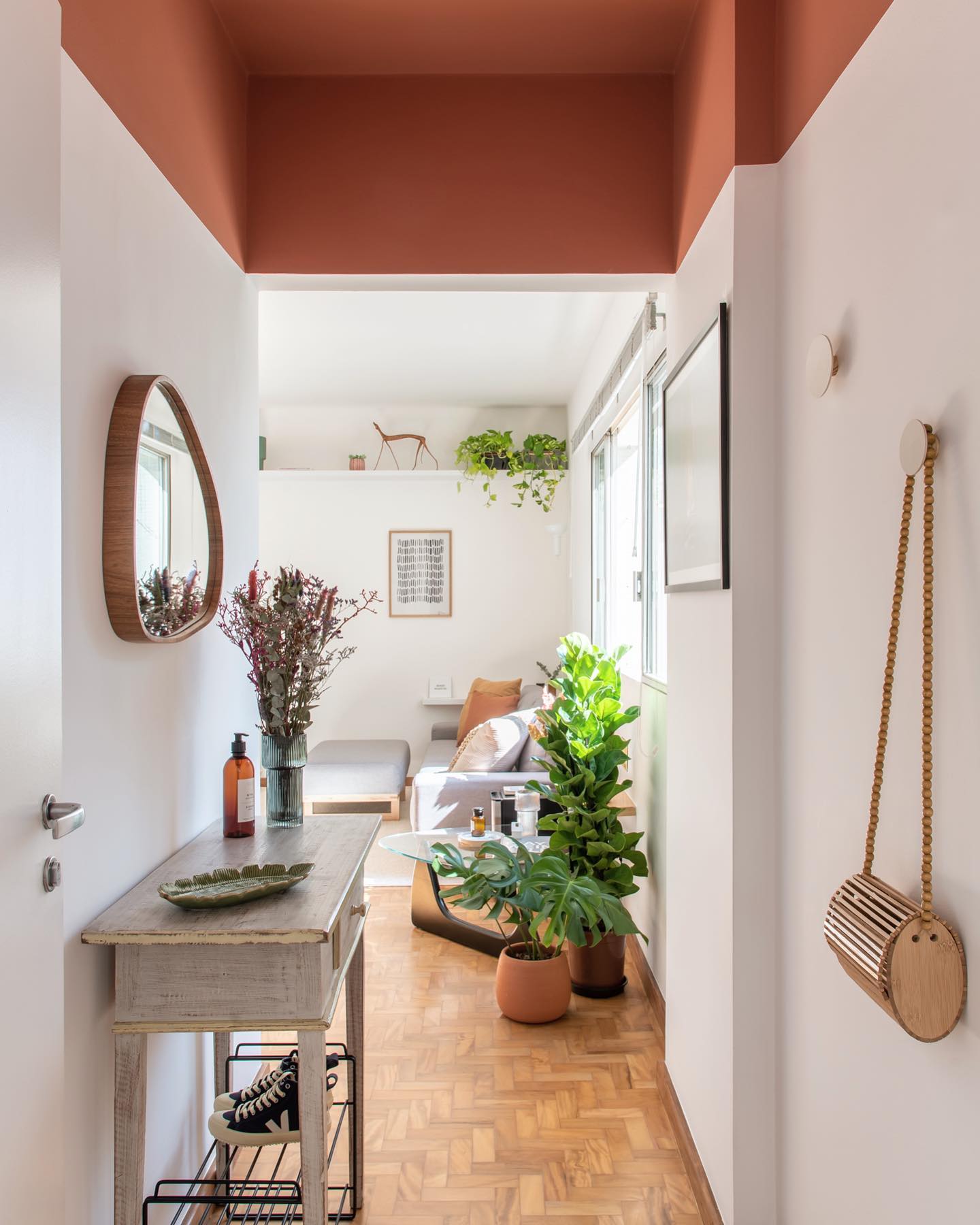 Espelho pequeno em corredor de circulação.