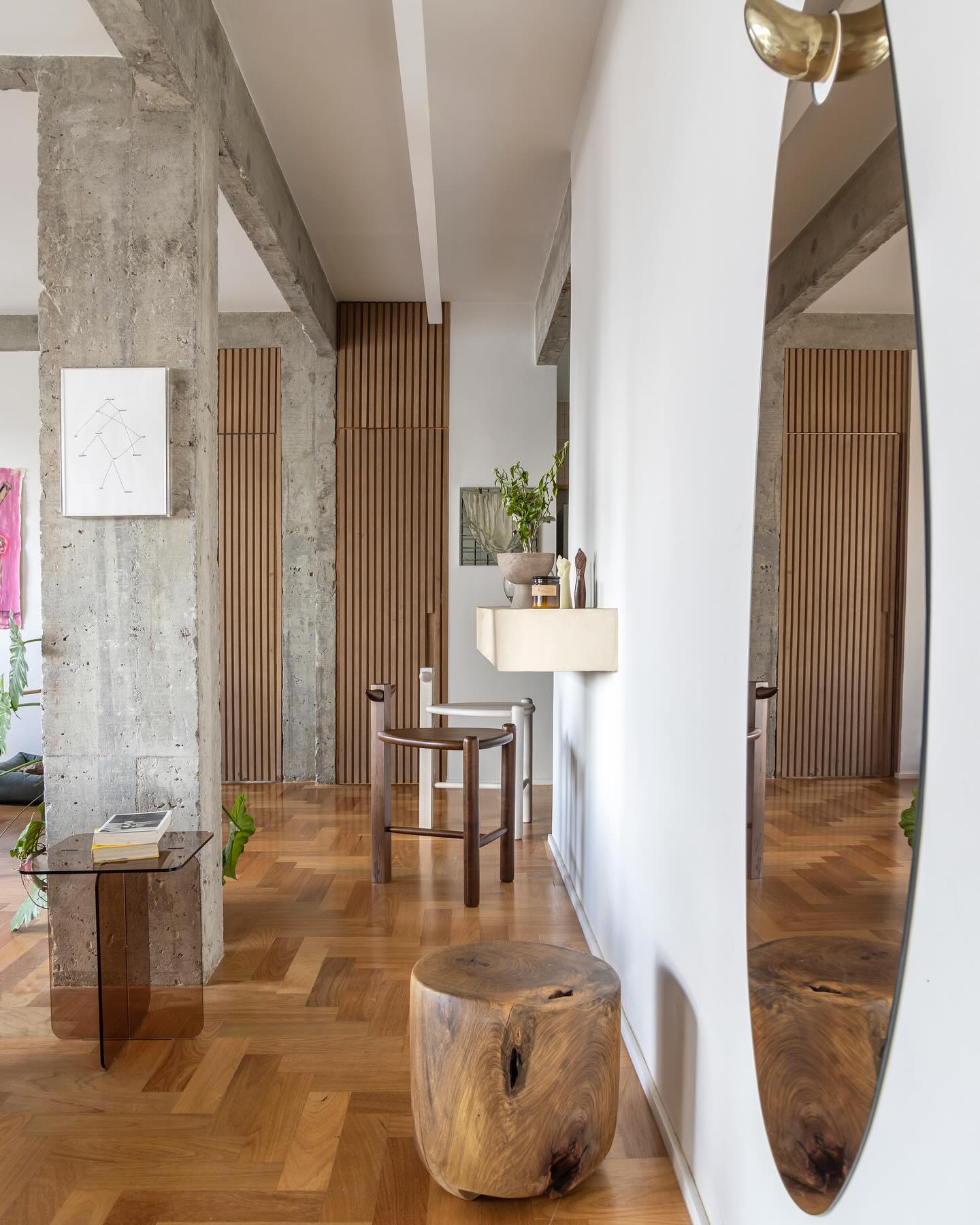 Espelho fixado corretamente no corredor, garantindo segurança na área de circulação.