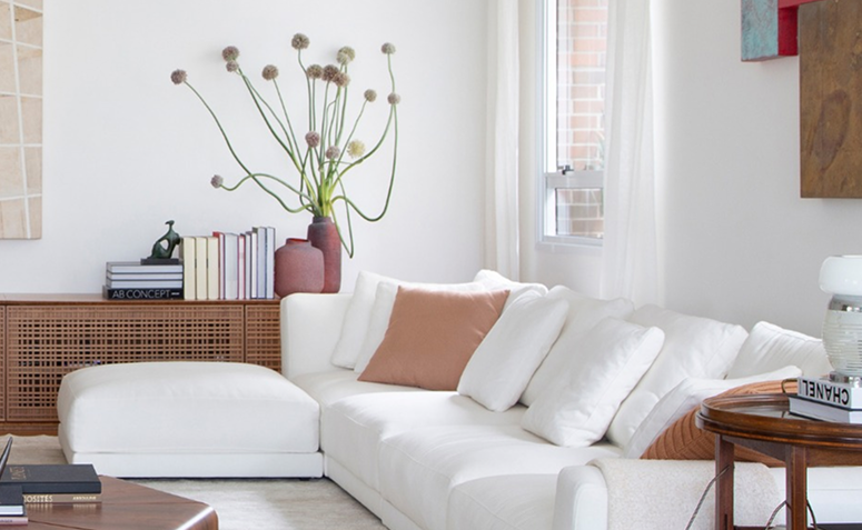 Flor de alho em vaso decorativo compondo sala com estilo natural e minimalista