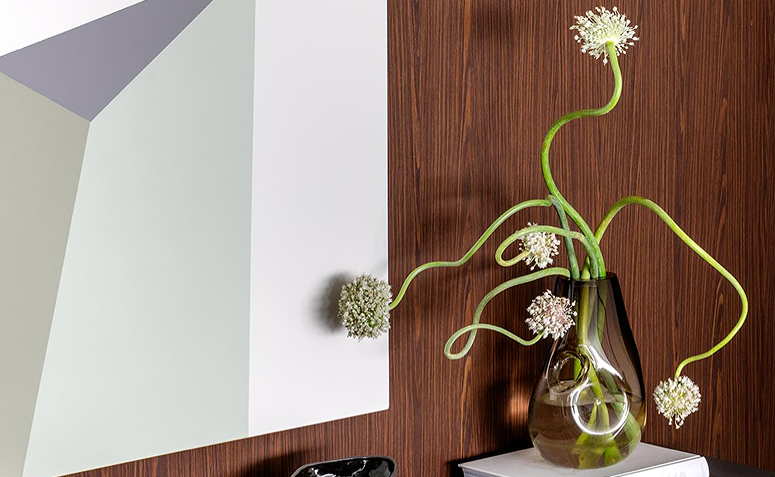 Flor de alho com haste longa e flor formada, destacando o momento ideal para colheita.