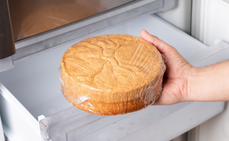 bolo simples bem embalado em plástico-filme pronto para ser congelado corretamente no freezer