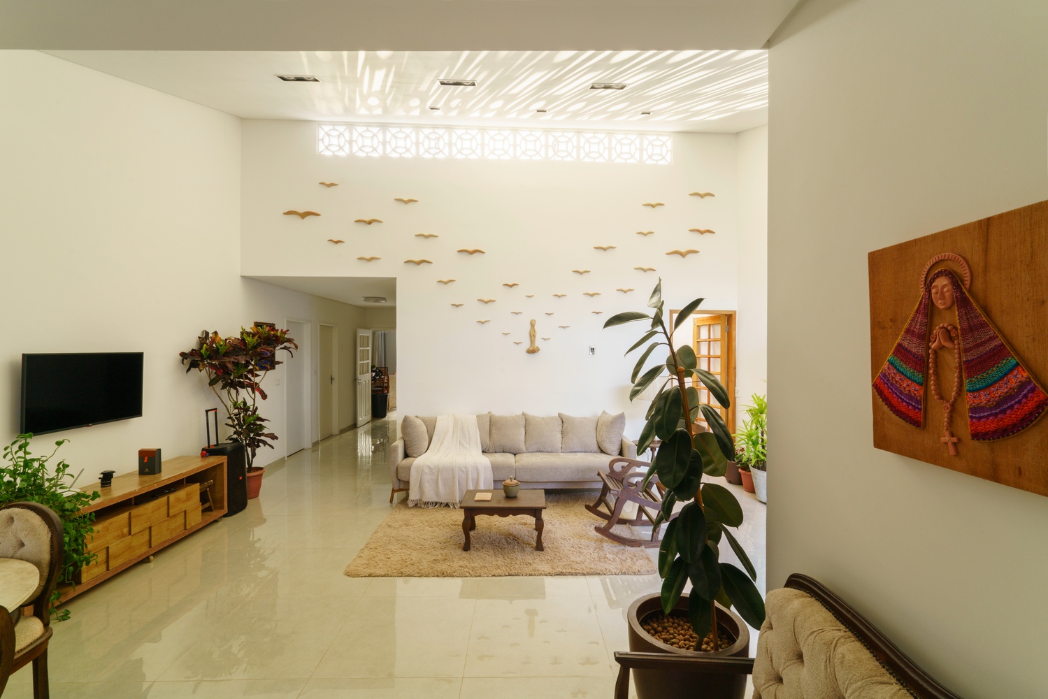 interior da casa de mainha, com muita iluminação natural e soluções de conforto térmico