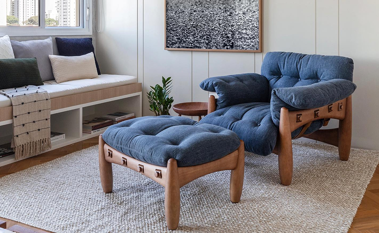 Estrutura robusta da Poltrona Mole com almofadas amplas azuis