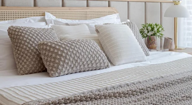 Com que frequência lavar a roupa de cama? Veja o ideal para cada item