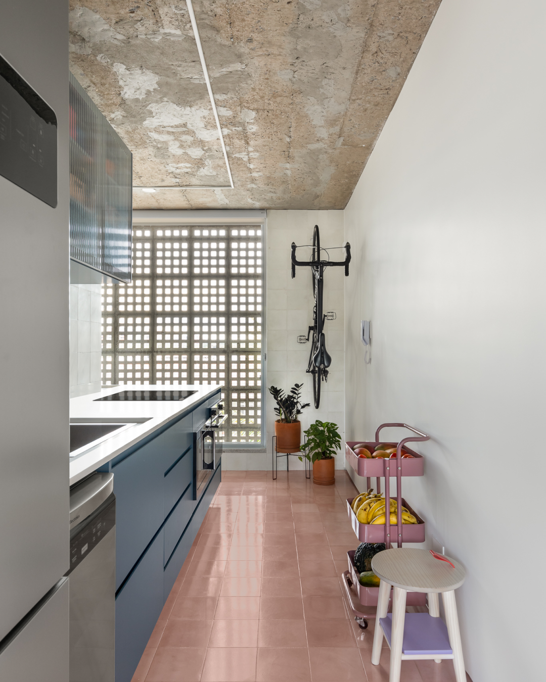 Foto da lateral da cozinha.