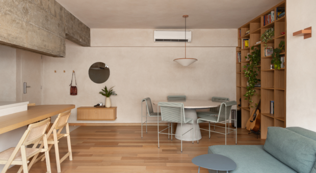 Reforma integra ambientes e valoriza viga aparente em apê de 110 m²