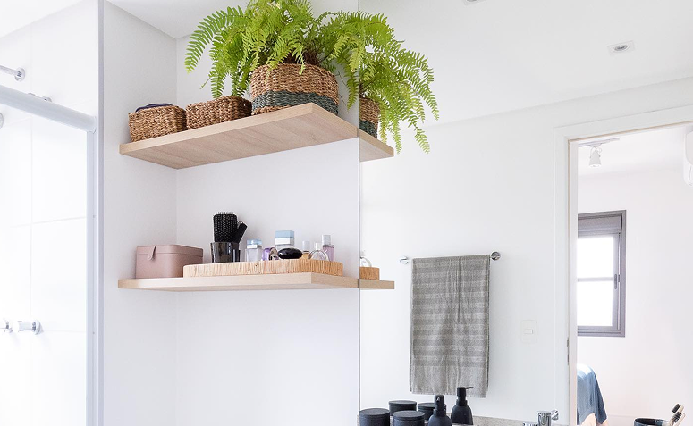 prateleiras organizando produtos em banheiro pequeno sem armário