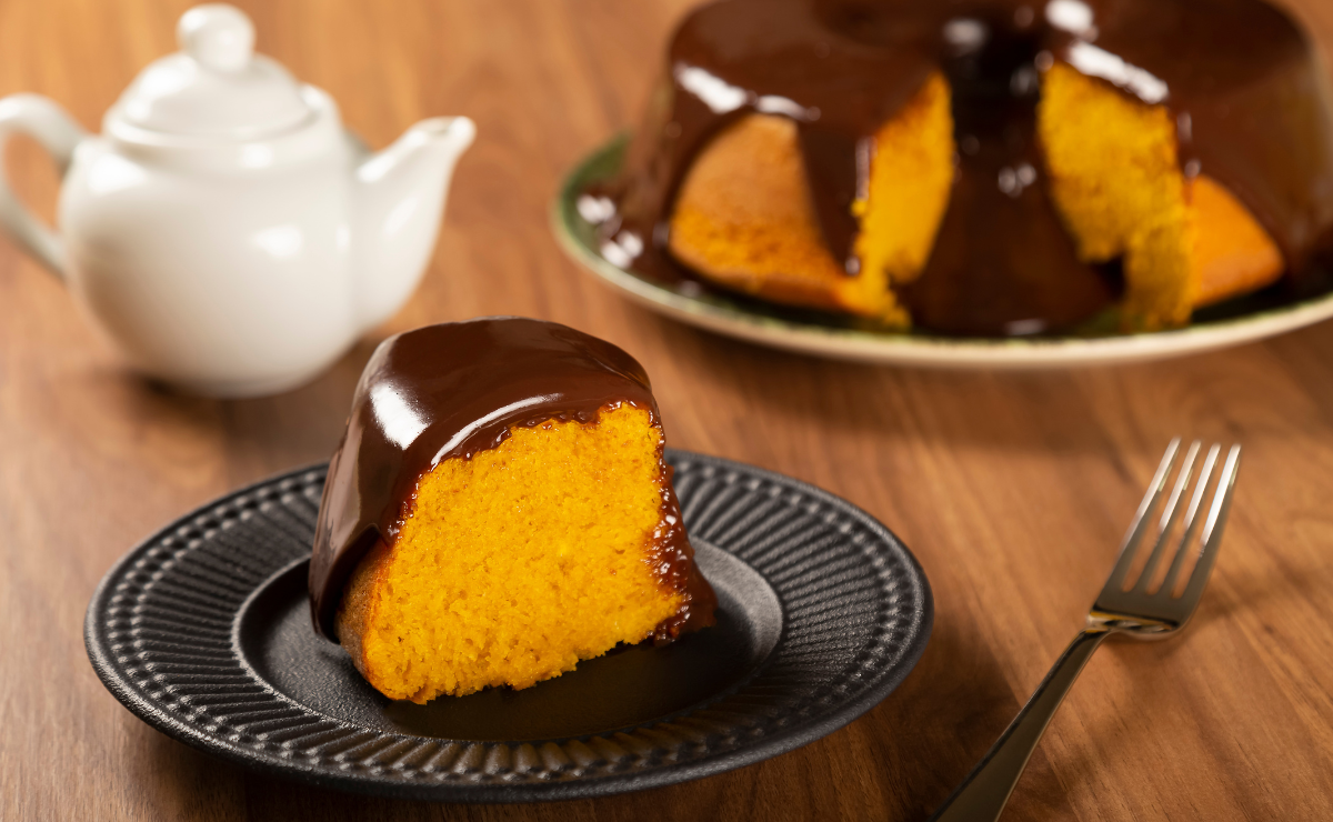 bolo de cenoura fofinho com cobertura de chocolate mostrando textura macia e bem assada