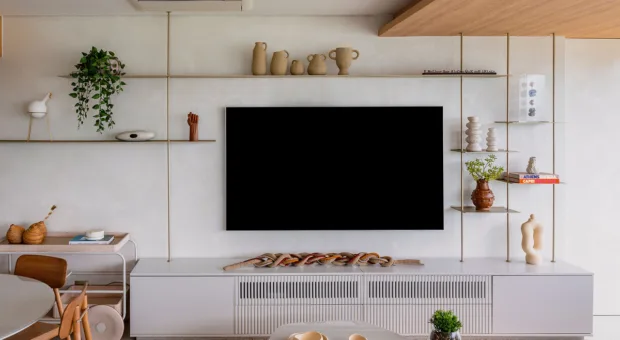 Como decorar a parede da TV com equilíbrio e conforto