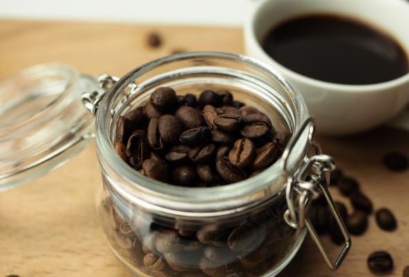 Geladeira ou armário: qual é o melhor lugar para guardar café?