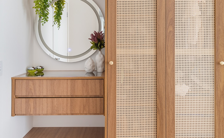 guarda-roupa com portas de palhinha que permitem ventilação e garantem que o guarda-roupa fique sempre arejado.