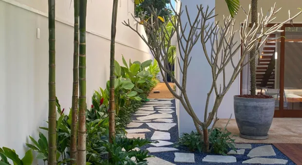 Do espaço de passagem ao destaque da casa: como decorar o corredor externo