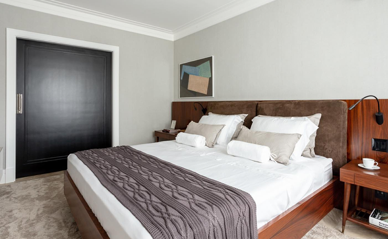 cama de casal com colchão em quarto aconchegante, relacionada à qualidade do sono