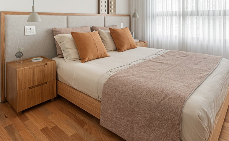 cama com colchão novo em quarto aconchegante