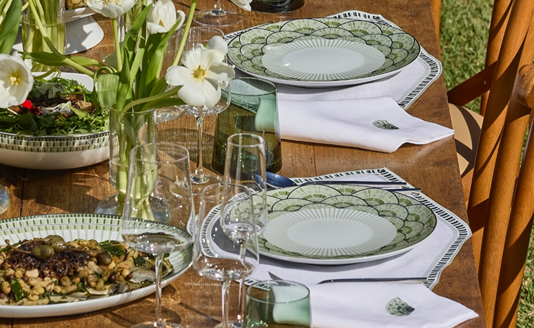 prato raso em mesa posta com talheres organizados ao redor