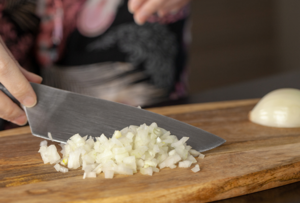 Brunoise, julienne e mais: aprenda as formas de cortar cebola